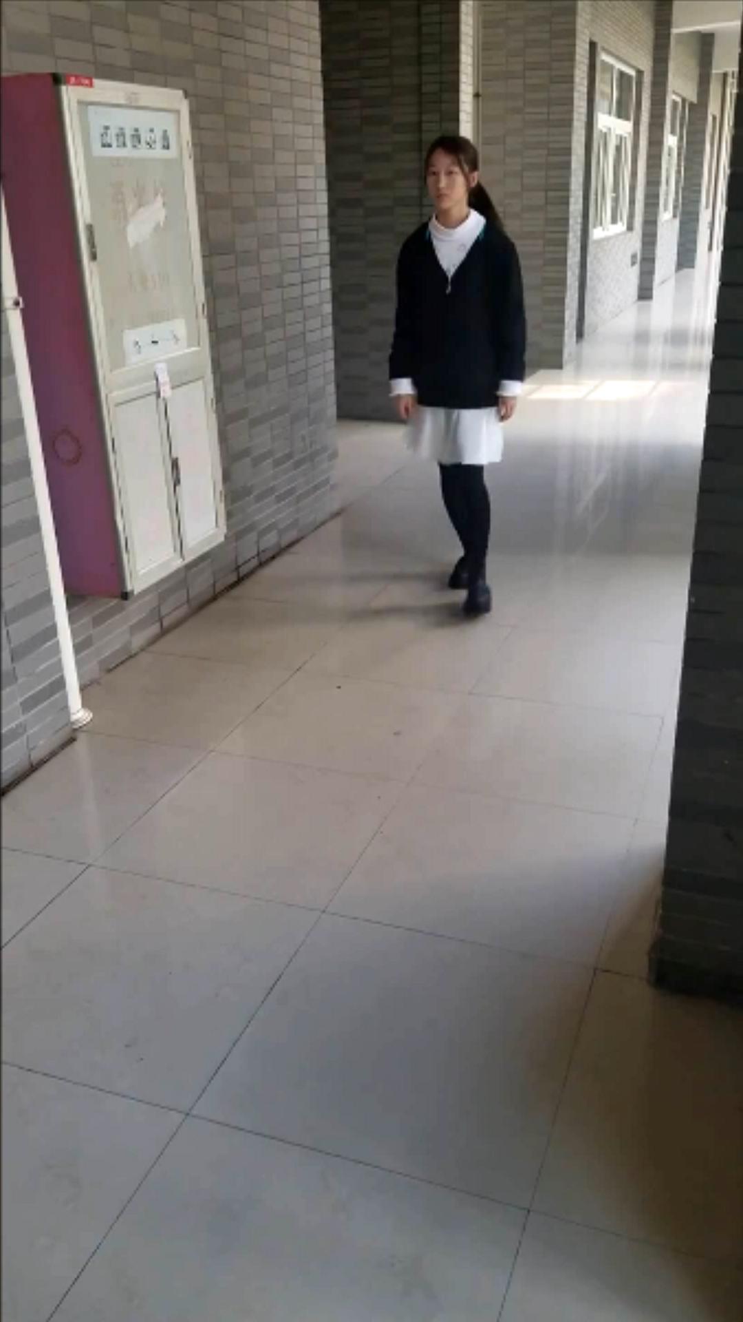 办公楼女厕偷拍 马尾辫白裙美女 肥厚的阴唇很鲜美 小逼很饱满.mp4_20230401_100435350.jpg