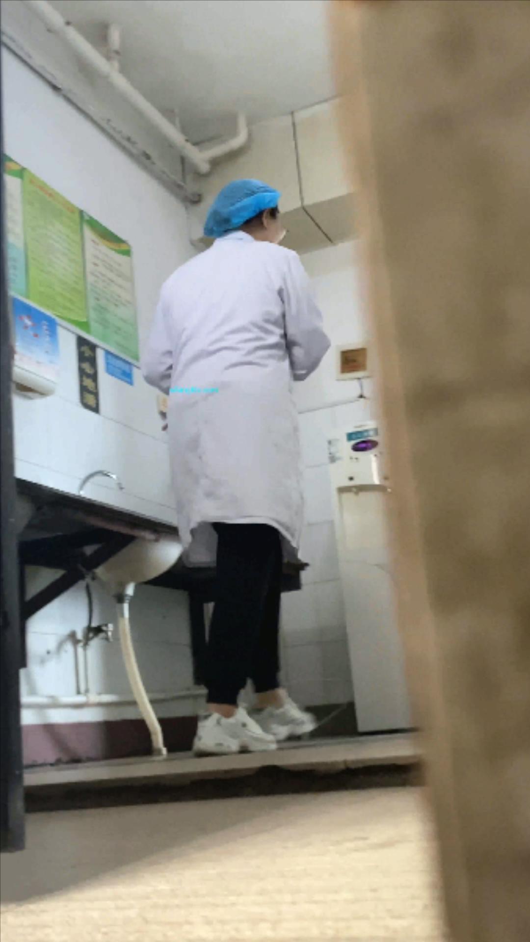 大神潜入医院厕所偷拍美女医生和患者 贴逼拍摄 危险系数也是相当大的 第二季.mp4_2023.jpg